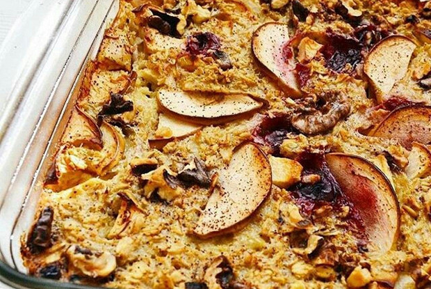 Запеченная овсянка с яблоками и орехами