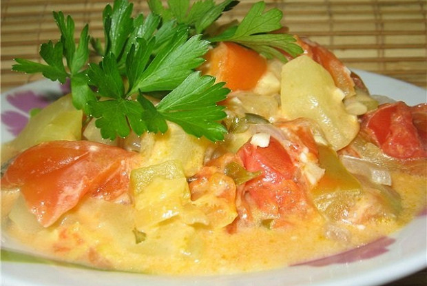 Кабачки, тушенные с овощами