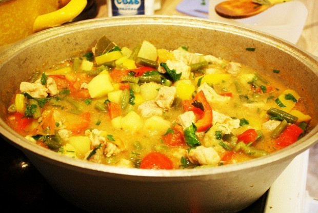 Тажин с мясом, зеленой фасолью и помидорами