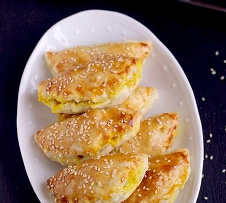 Слоеные пирожки с курицей карри