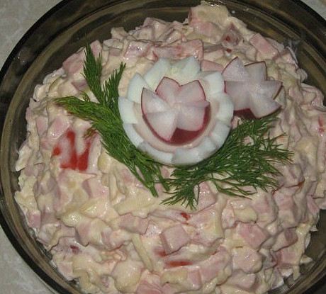 Салат с колбасой и сыром