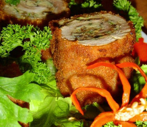 Горячий рулет из омлета со свининой