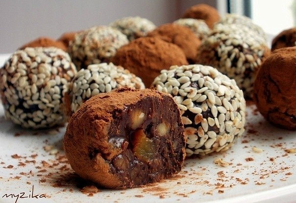 Шоколадные конфеты с курагой и орехами
