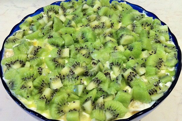 Слоеный куриный салат с киви, ананасами и грибами