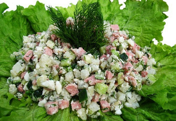 Слоеный куриный салат с огурцами и сыром