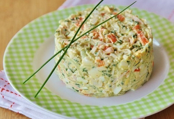Крабовый салат с огурцом и зеленым луком