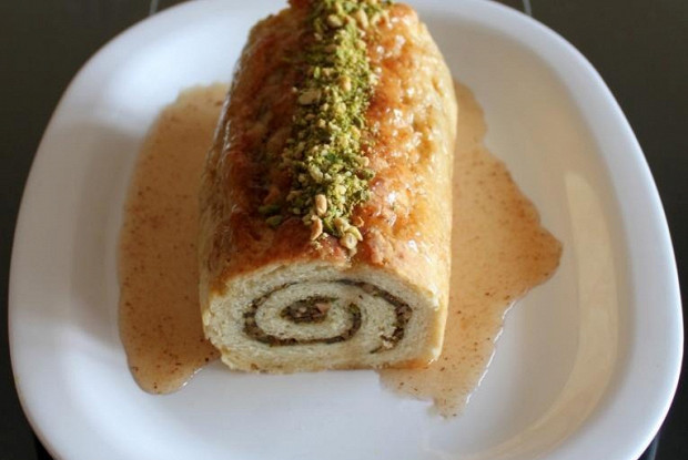 Рулет с ореховой начинкой, корицей и медовым сиропом