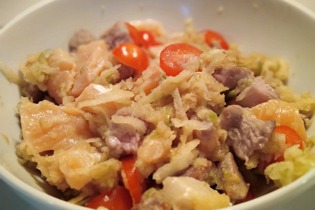 Салат с индейкой, семгой и яблоком