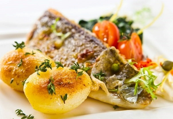 Жареный сибас с овощами