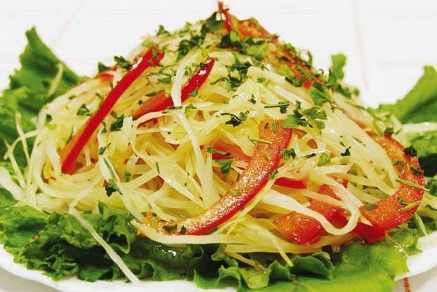 Салат с томатами, капустой, острым перцем, кукурузой и тертым сыром