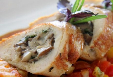 Куриные грудки, фаршированные грибами, в сливках и вине с шафраном