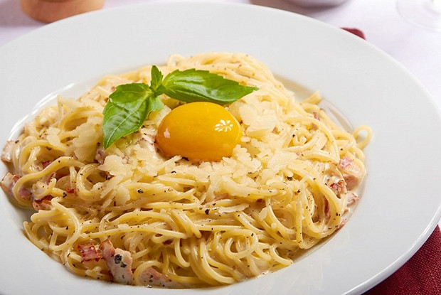 Спагетти карбонара с беконом и яйцом