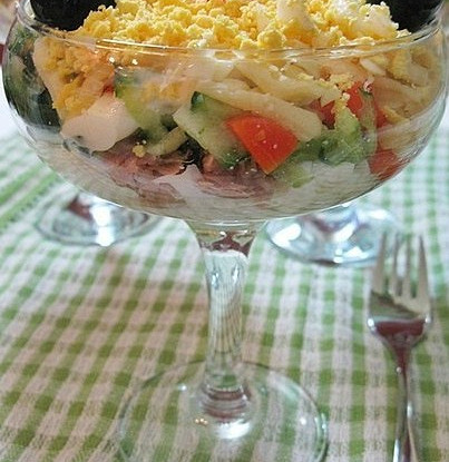 Слоеный салат с тунцом и сыром