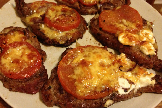 Мясо по-французски с луком и помидорами