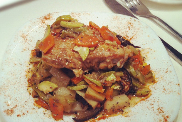 Курица с розмарином под овощами