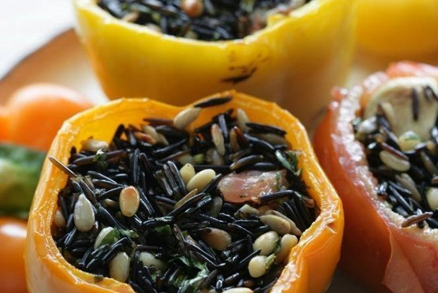 Овощи, фаршированные кедровыми орехами и диким рисом