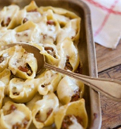 Кончильони, фаршированные курицей и грибами