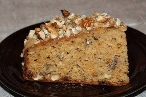 Пирог с грецкими орехами, изюмом и коньяком