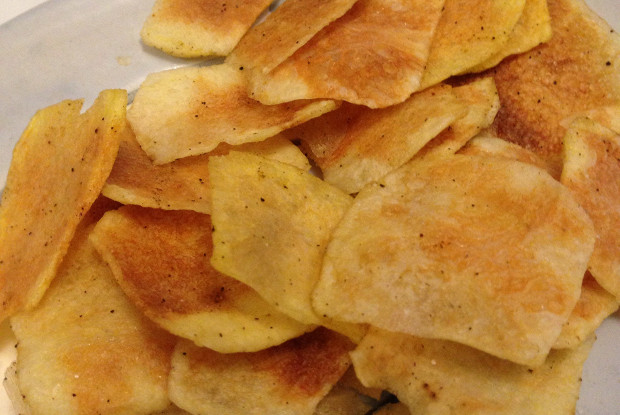 Быстрые картофельные чипсы в микроволновке