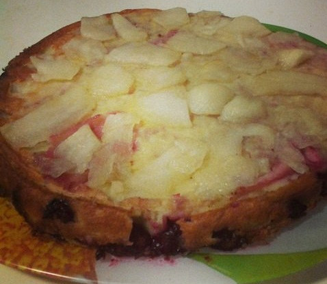 Клафути с вишней и яблоками