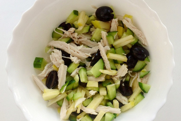 Куриный салат с огурцом и яблоком
