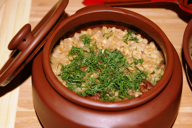 Каша перловая с мясом, запеченная в горшочке