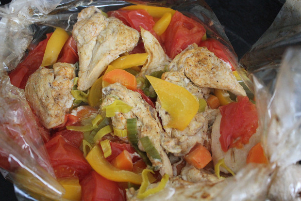 Запеченная, диетическая, сочная куриная грудка с овощами