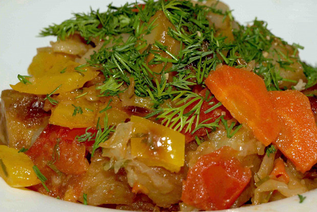 Овощное рагу с болгарским перцем, помидорами, картофелем