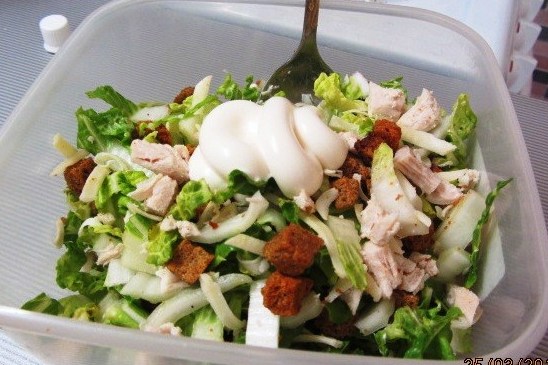 Салат из пекинской капусты с курицей и сыром