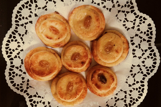 Ватрушка с изюмом