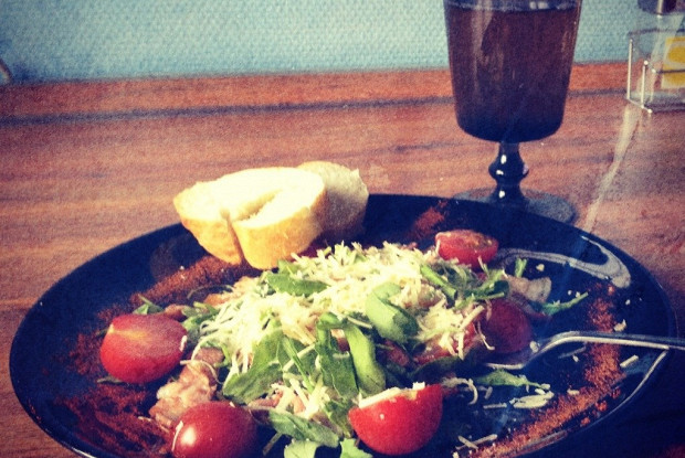 Теплый салат с беконом и рукколой