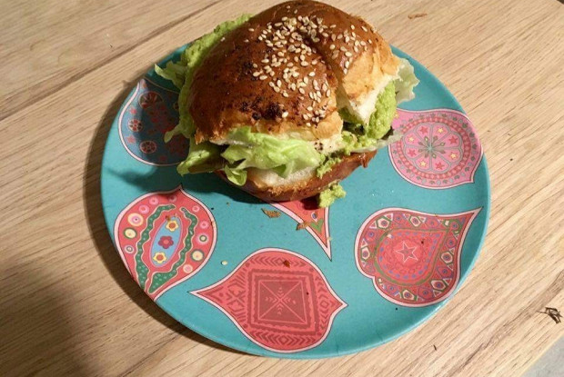 Бургер с треской с соусом из горошка и морской капусты