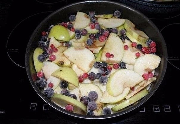 Шарлотка из яблок со смородиной