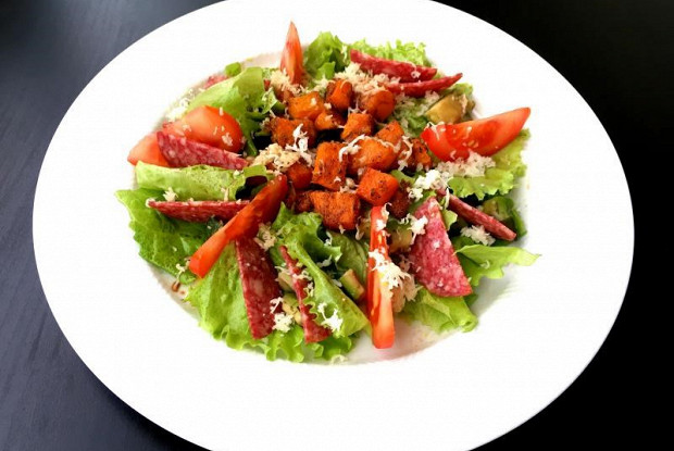 Салат с тыквой карри, сыром и бальзамическим уксусом