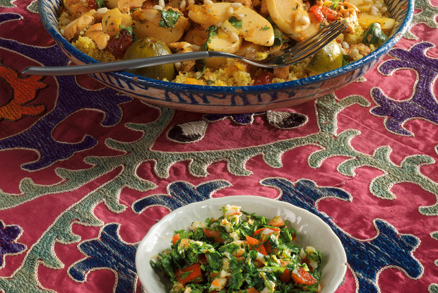 Кускус с курицей, айвой, шафраном, курагой и сушеной вишней