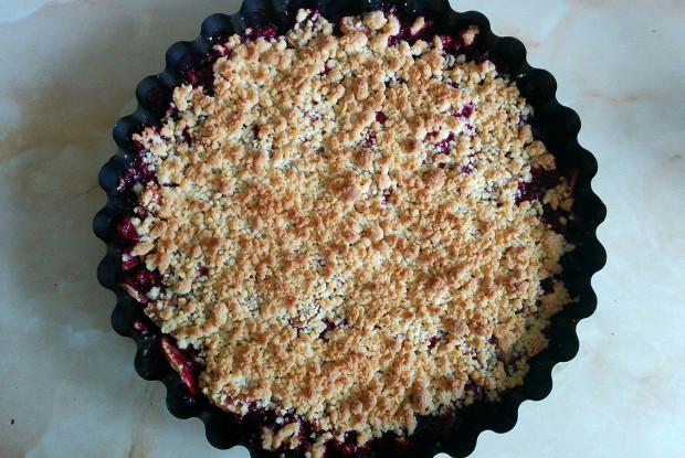 Крамбл из яблок и черной смородины