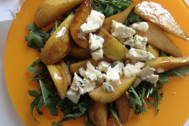 Салат с грушей, рукколой и сыром