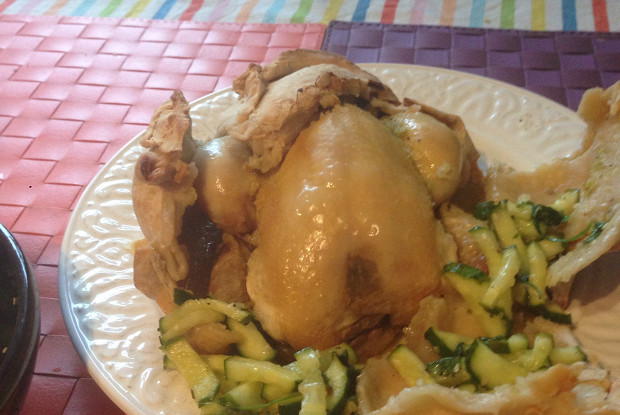 Цыпленок по-домашнему с лаймом, огурцами и кориандром