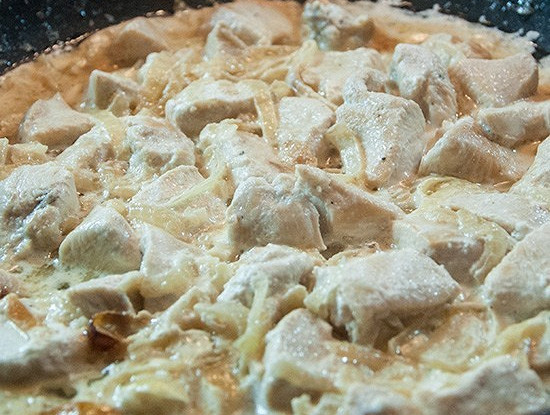 Куриные грудки в сливках с зеленью