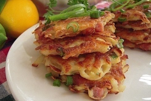 Картофельные драники с колбасой