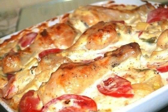 Куриные голени с овощами в сметанном соусе
