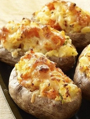 Запеченый картофель с гаудой и сметаной