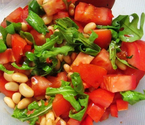 Салат с рукколой, фасолью и помидорами