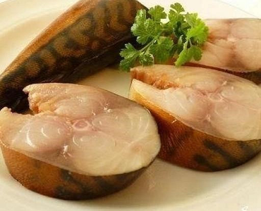 Соленая скумбрия в чайном рассоле