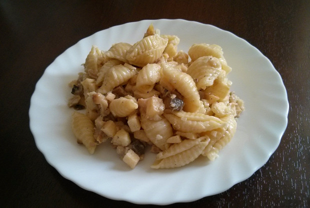 Салат из копченой рыбы, макарон и яблок