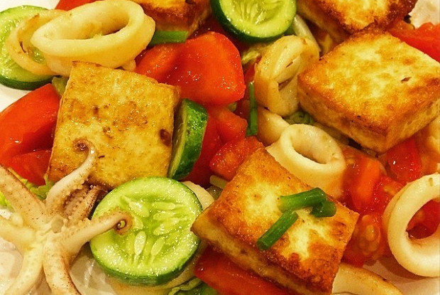 Теплый салат с кальмарами и тофу
