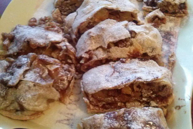 Яблочный штрудель с грецкими орехами