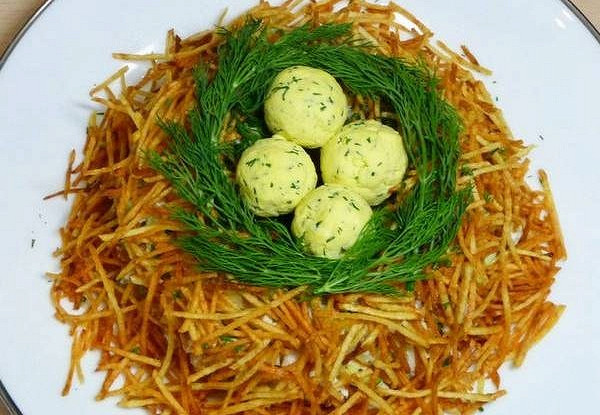 Картофельная закуска с курицей и яйцами