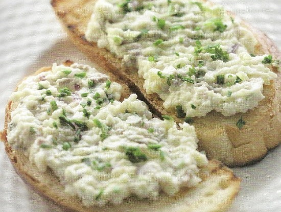 Селёдочное масло на гренках