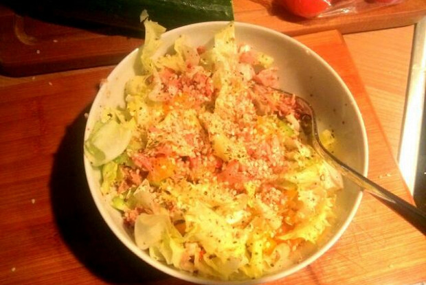 Салат с тунцом и кунжутом